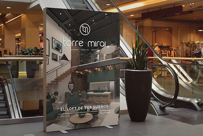 Pendón en centro comercial con el logotipo Torre Mirai