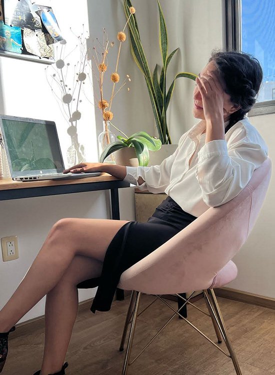 Diseñadora trabajando en una computadora